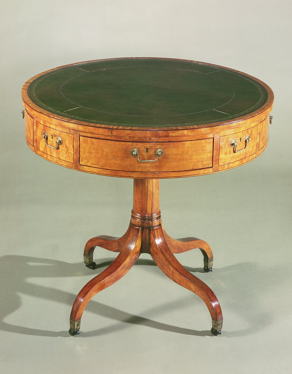 एक छोटा शेरेटन साटनवुड ड्रम टेबल। अंग्रेजी, c.1790 द्वारा अज्ञात अज्ञात