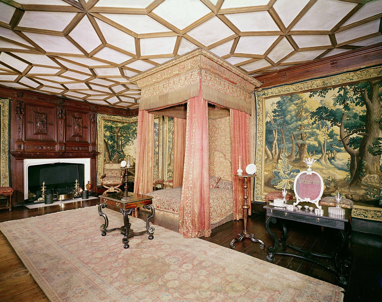स्पैंगल्ड बेडरूम, c.1619-20 से लाल साटन और सिल्वर टिशू एप्लाइक के हैंगिंग्स और कवरलेट द्वारा अज्ञात अज्ञात