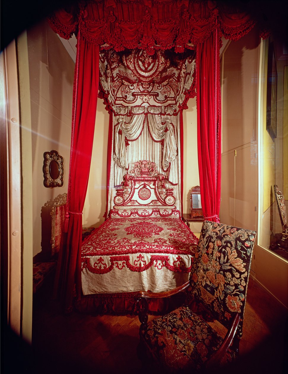 मेलविले स्टेट बेड, c.1700 (सफेद चीनी रेशम डैम के साथ लाइन में खड़ा क्रिमसन सिल्क जेनो वेलवेट से ढका पाइन द्वारा अज्ञात अज्ञात