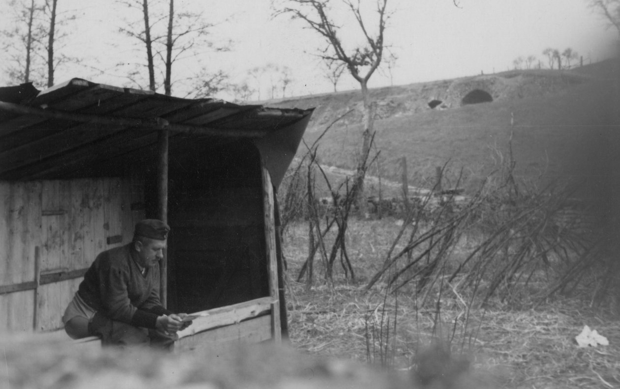 टॉयलेट का उपयोग करते हुए एक सैनिक, 1942 द्वारा अज्ञात अज्ञात