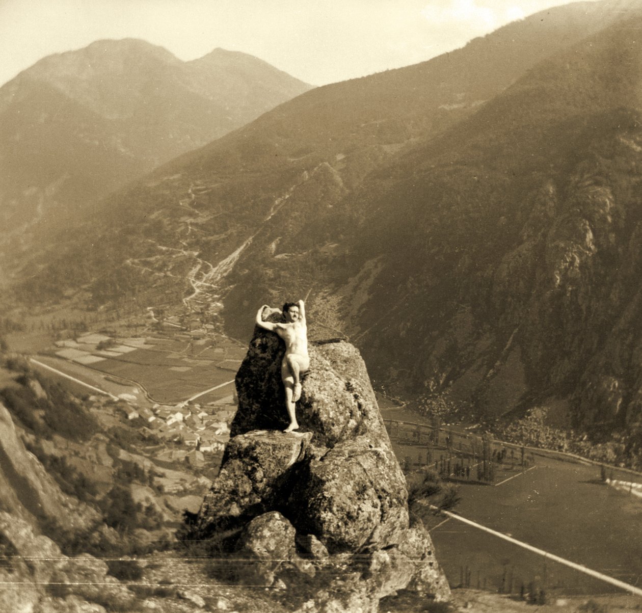 एक पहाड़ी घाटी में एक चट्टान पर नर नग्न, c.1910 द्वारा अज्ञात अज्ञात