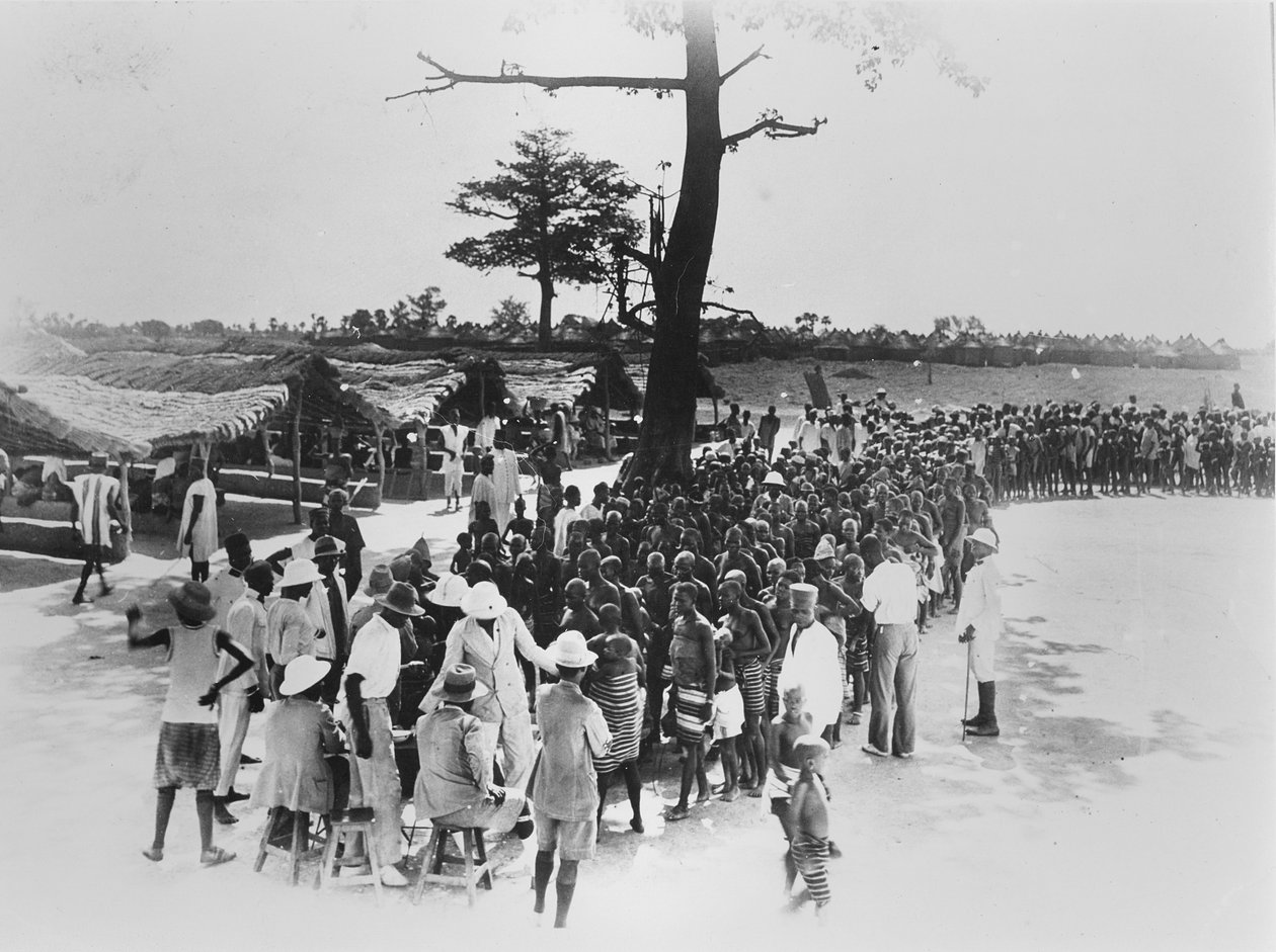 Cote d "Ivoire, c.1920-30 में आउटडोर टीकाकरण सत्र द्वारा अज्ञात अज्ञात