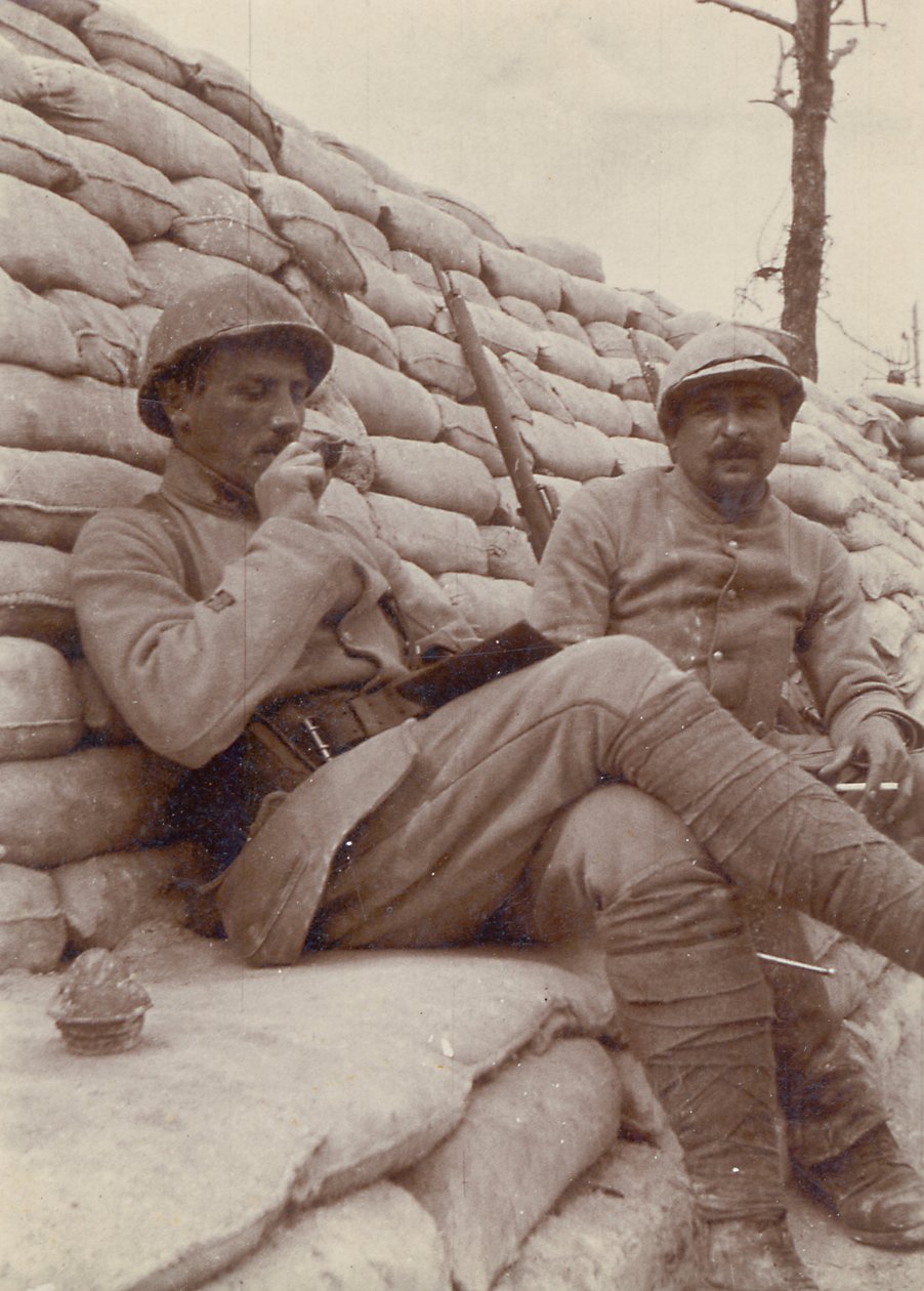 खाई में धूम्रपान करते दो सैनिक, प्रथम विश्व युद्ध, 1914-18 द्वारा अज्ञात अज्ञात