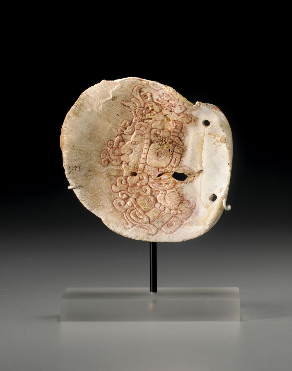 एक गणमान्य व्यक्ति के प्रोफ़ाइल धड़ के साथ एक मेयन शेल पेक्टोरल, c.450-650 द्वारा अज्ञात