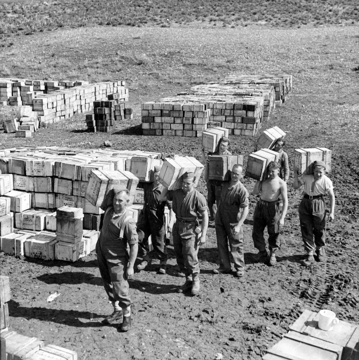 एक कम्पो राशन डंप और उसमें अधिक आपूर्ति करने वाले पुरुष, मार्च 1943 (लालटेन स्लाइड) द्वारा अज्ञात