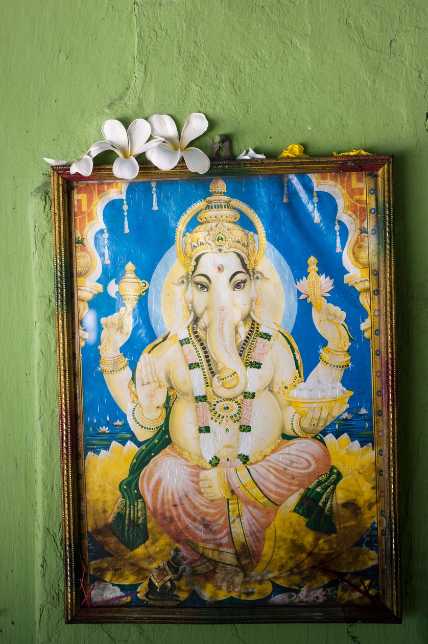 श्रीलंका के तिरुकोविल में कोविल गांव में एक मंदिर की दीवार पर हाथी के सिर वाले देवता गणेश की एक पेंटिंग। 29 मई, 2010। (फोटो) द्वारा अज्ञात