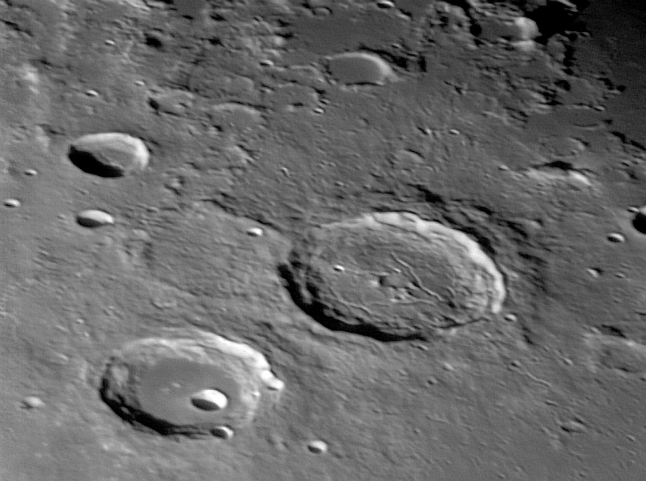 एटलस और हरक्यूलिस क्रेटर्स, 2 सितंबर 2004 द्वारा अज्ञात