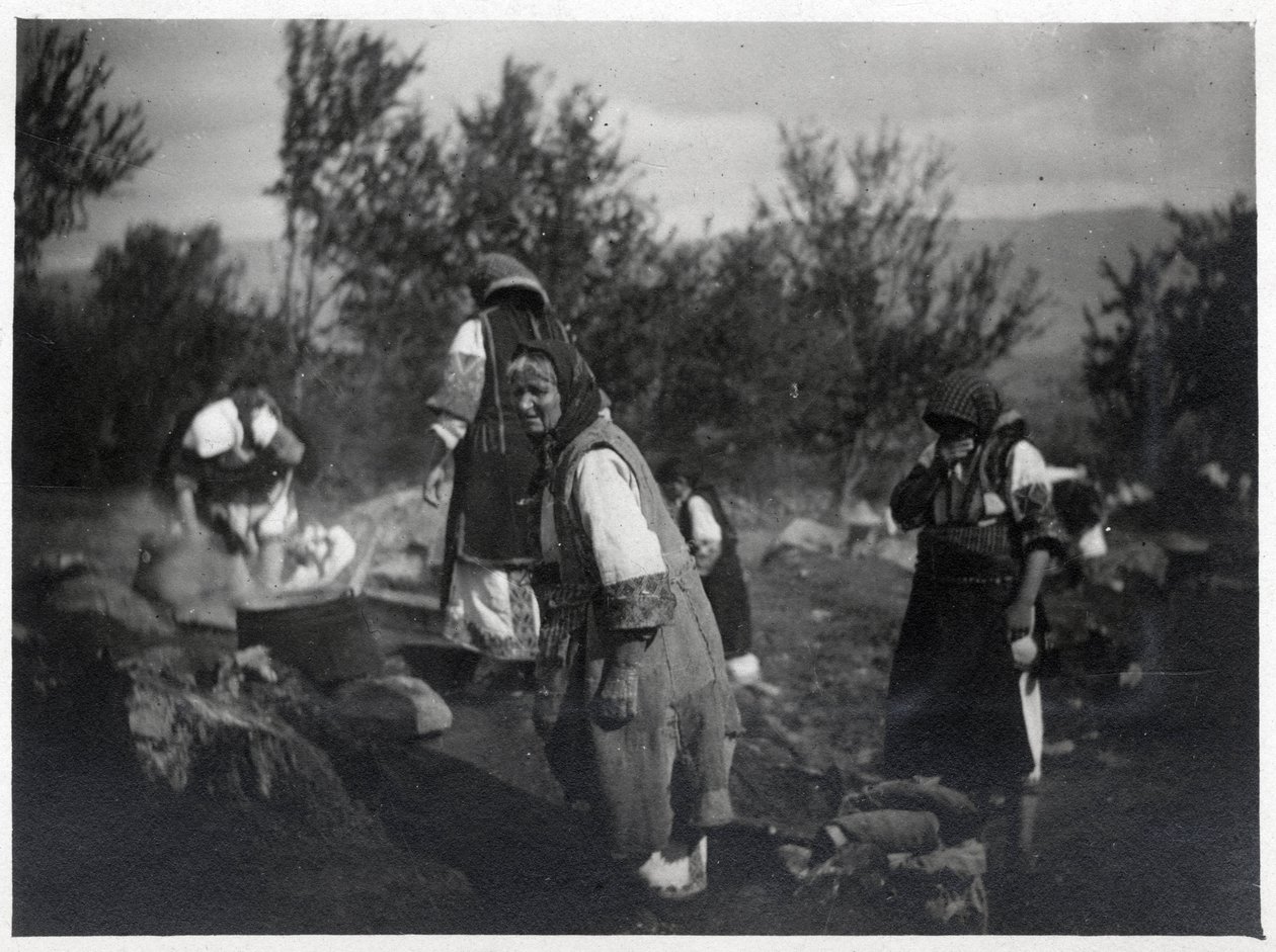 बाल्कन प्रायद्वीप: आग पर बर्तन के सामने महिलाएं - पोस्टकार्ड 1914-1918 द्वारा अज्ञात कलाकार