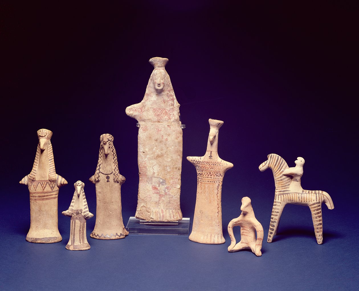 बोओटियन ग्रुप: स्टैंडिंग, स्क्वाटिंग फिगर्स एंड अ हॉर्समैन, c.600-550 BC (पेंटेड टेराकोटा) द्वारा अज्ञात