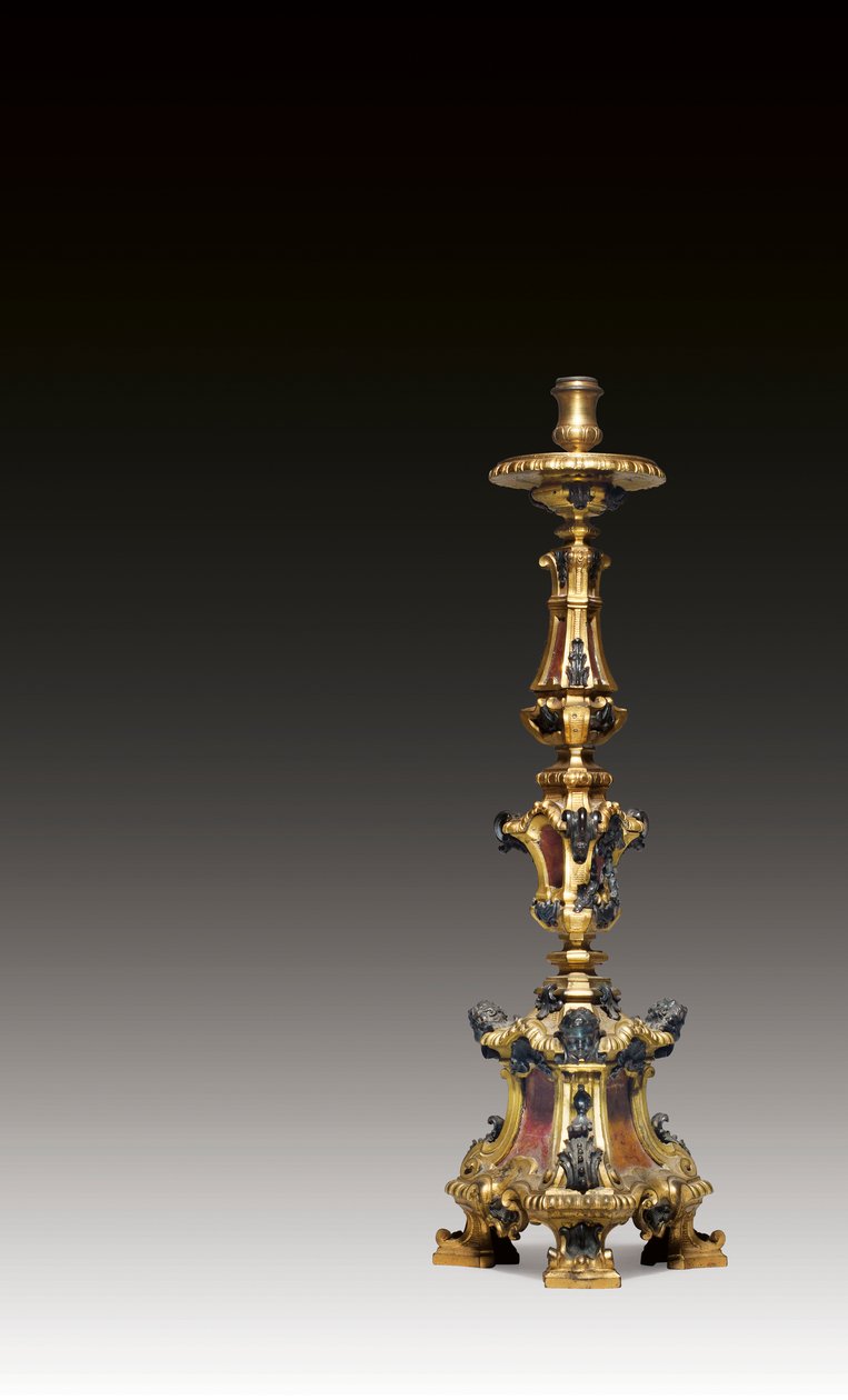 एक स्क्रॉल बेस पर रोमिड मास्क और बस्ट के साथ कैंडलस्टिक, रोम, c.1700 द्वारा अज्ञात