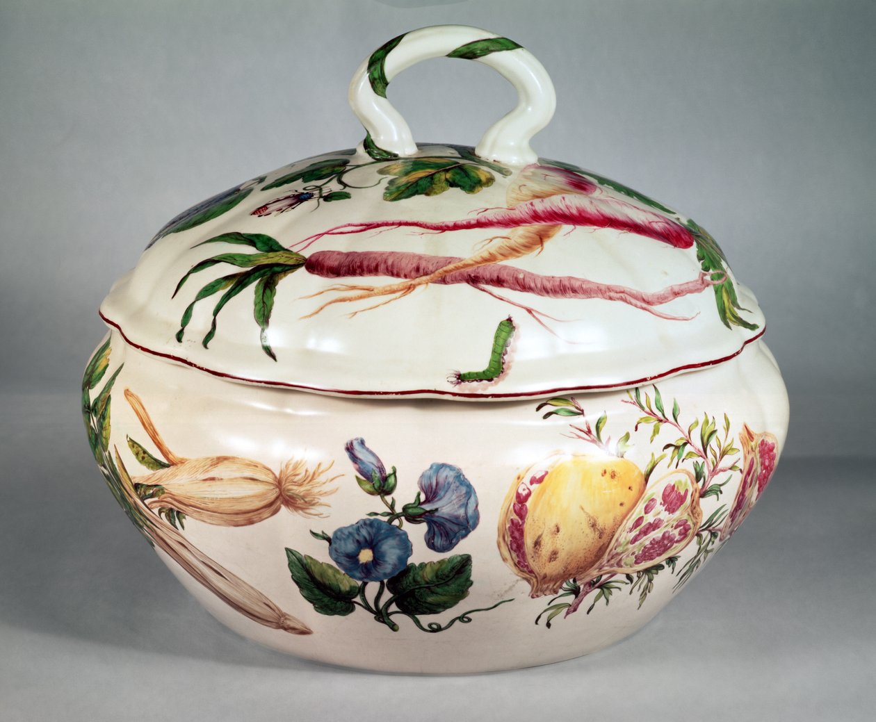 वानस्पतिक सजावट के साथ चेल्सी सूप ट्यूरेन, c.1753-57 (चीनी मिट्टी के बरतन) (ढक्कन के लिए 105489 देखें) द्वारा अज्ञात