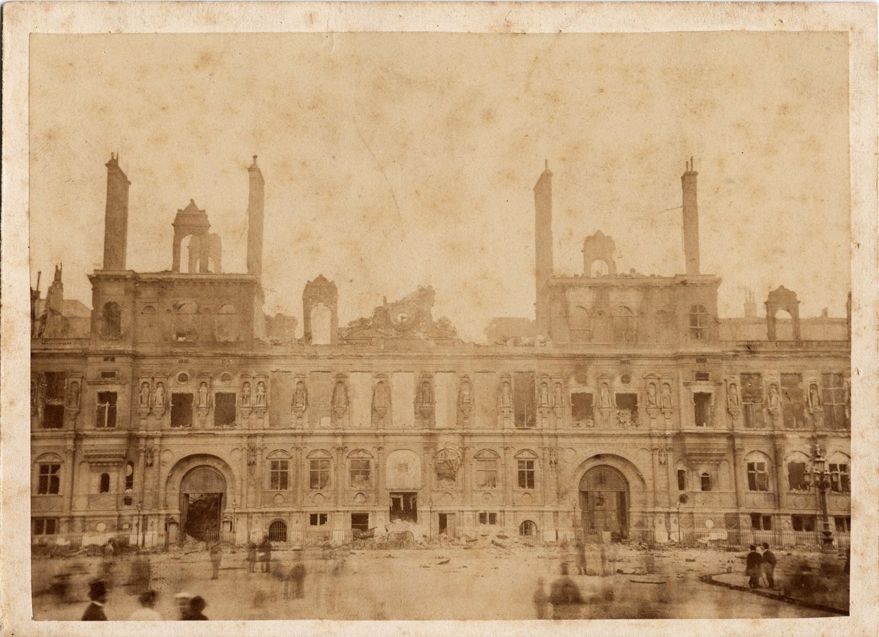 कम्यून ऑफ पेरिस (1871): मई 1871 में सिटी हॉल में आग का दृश्य। बेनामी फोटोग्राफी, कार्डबोर्ड पर प्रिंट डिम। 15x10 सेमी द्वारा अज्ञात
