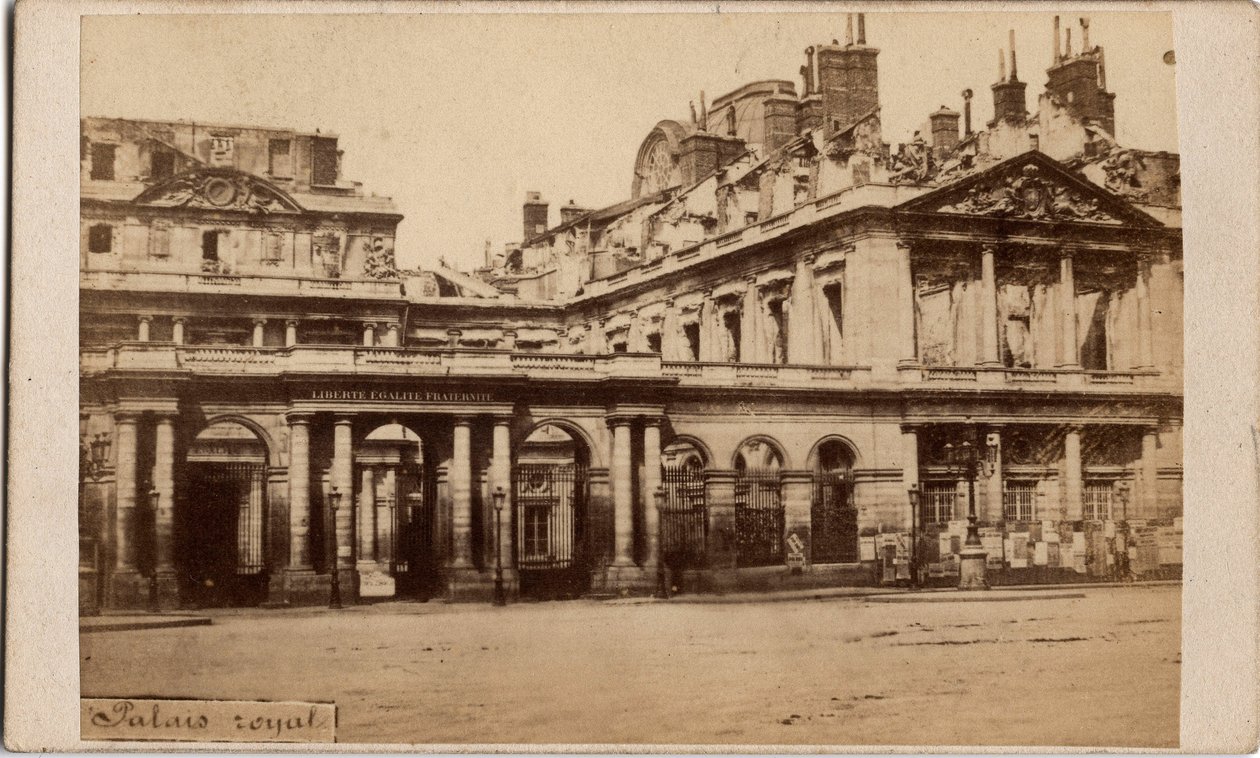 कम्यून ऑफ पेरिस (1871): मई 1871 की आग के बाद पैलेस-रॉयल का दृश्य। बेनामी फोटोग्राफी। कार्डबोर्ड डिम पर प्रिंट करें। 10x6,9 सेमी द्वारा अज्ञात