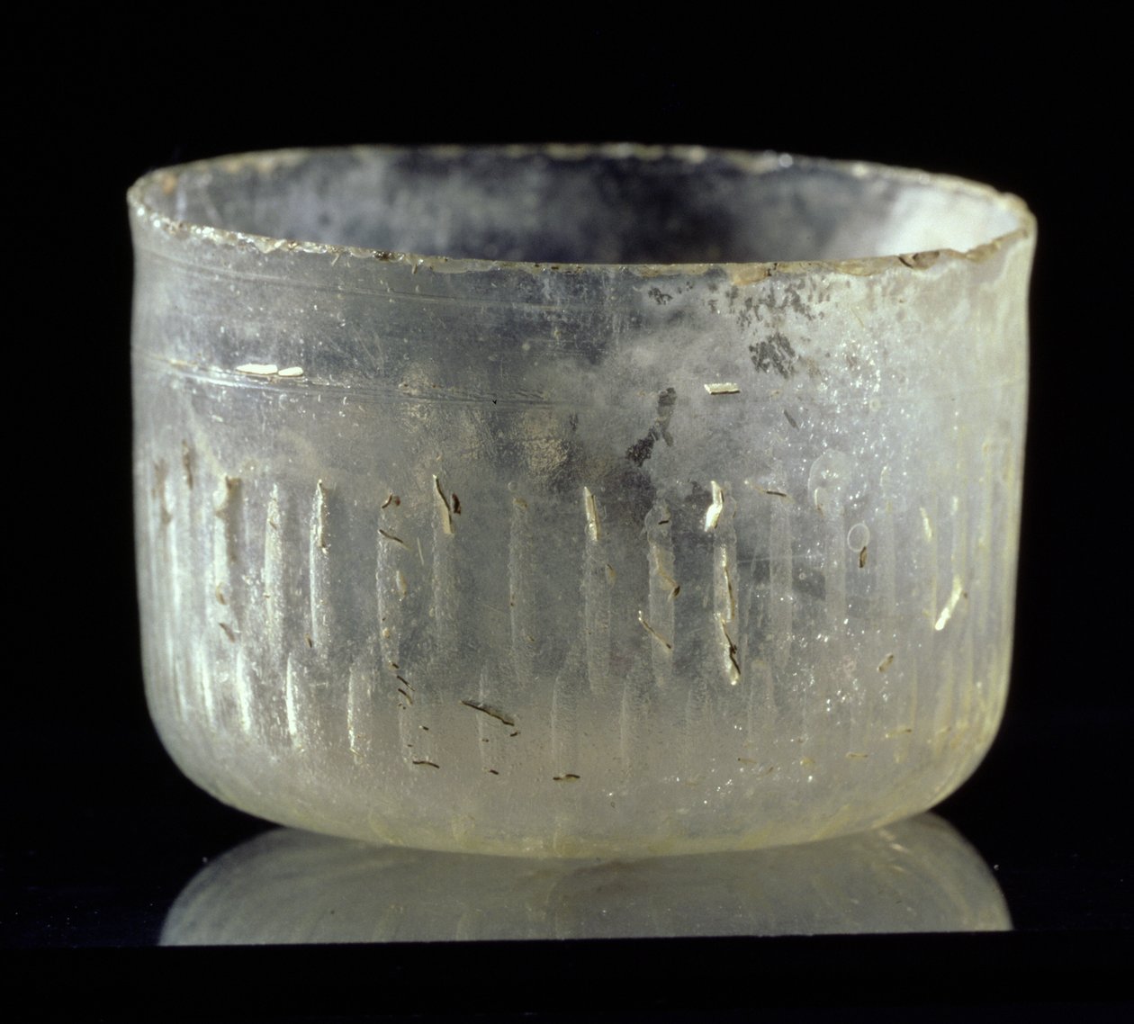 सीरिया या मिस्र, इस्लामिक काल, c.900 AD (ग्लास) से व्हील-कट सजावट के साथ कप द्वारा अज्ञात