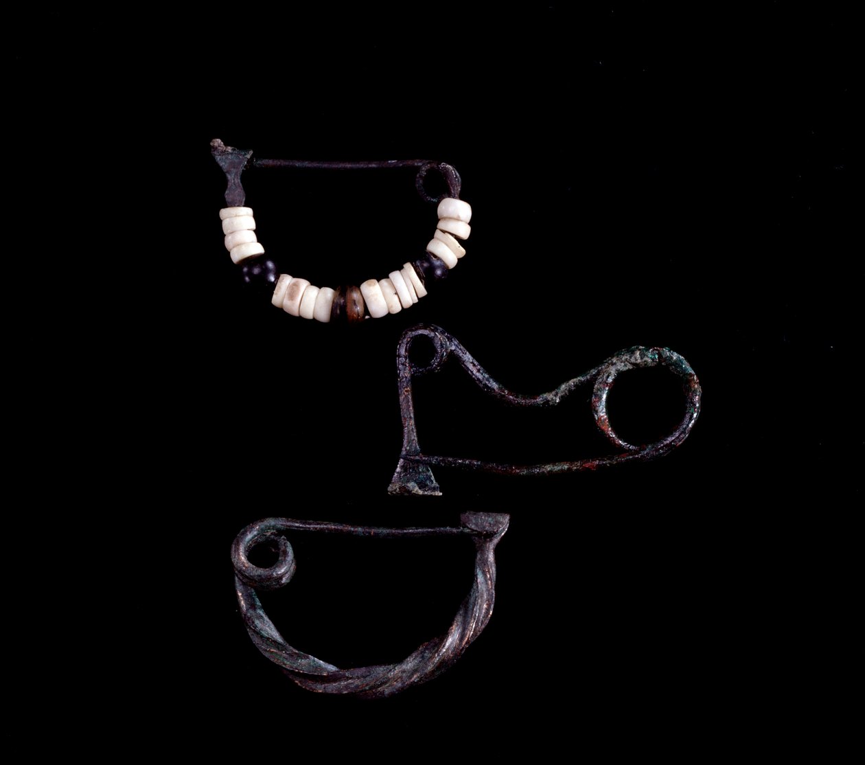 Etruscan कला: Poggio Selciatello, Pian della Regina, टार्क्विनिया द्वारा मकबरे 59 से तीन प्रकार के कांस्य रेशे - 9 वीं शताब्दी ईसा पूर्व - मंद 3,8 सेमी 3,3 सेमी और 3,5 सेमी - द्वारा अज्ञात