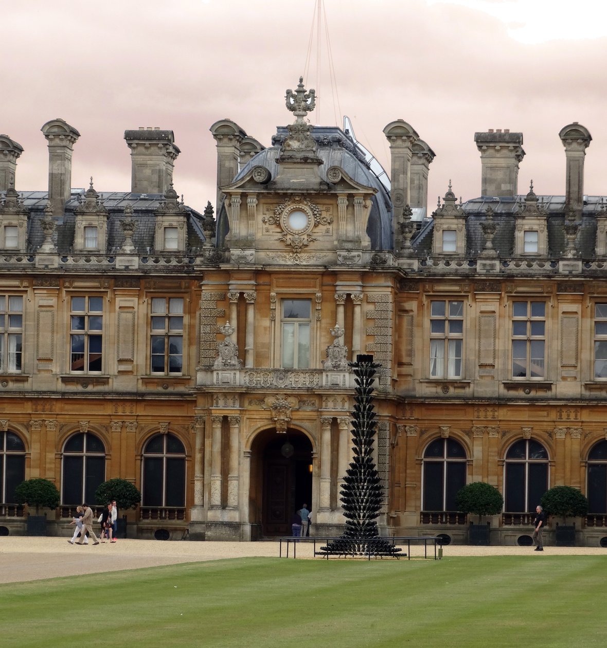 Waddesdon Manor का बाहरी भाग द्वारा अज्ञात कलाकार