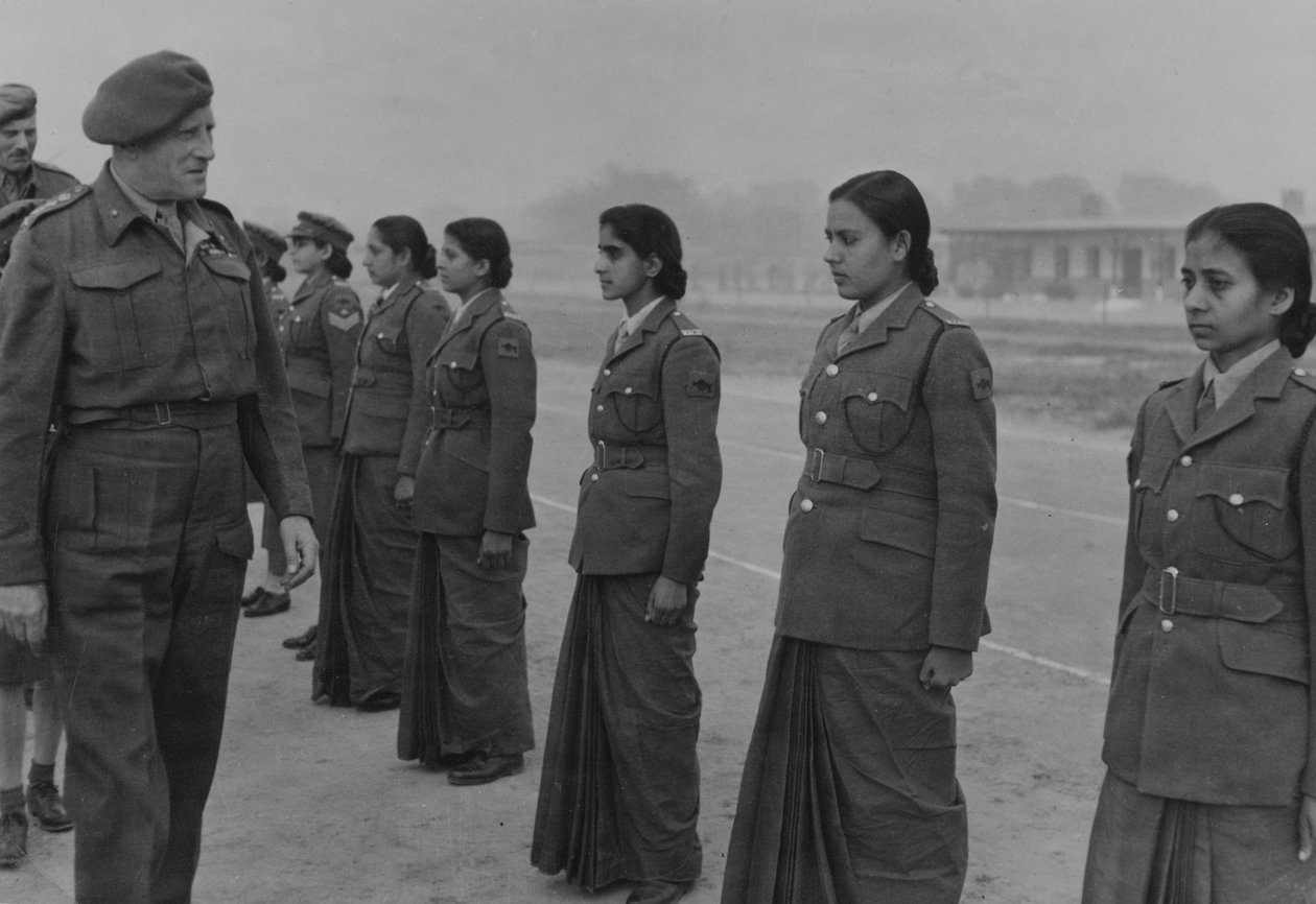 फील्ड मार्शल सर क्लॉड औचिनलेक महिला सहायक कोर, भारत के सदस्यों का निरीक्षण करते हुए द्वारा अज्ञात