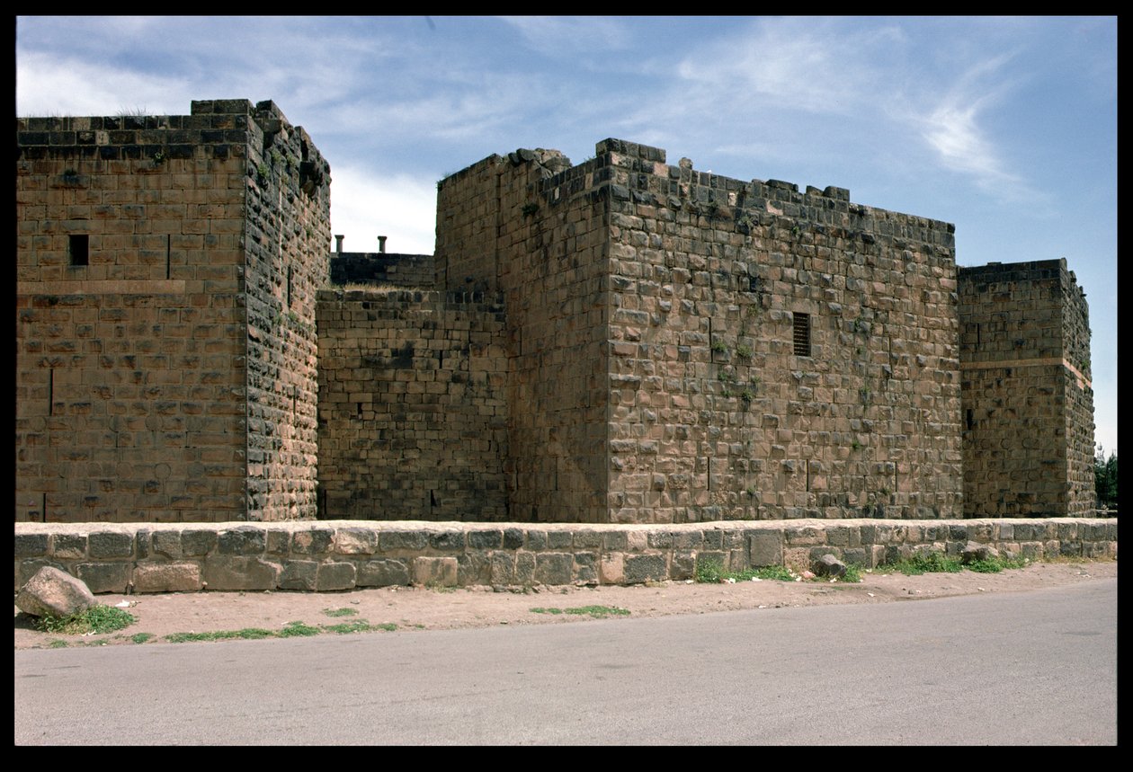 किले की दीवार, c.12वीं-13वीं सदी (फोटो) द्वारा अज्ञात