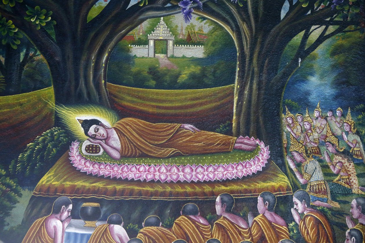 वाट चियांग मुन, चियांग माई में बुद्ध के निर्वाण में प्रवेश का चित्रण करते हुए फ्रेस्को। परिनिर्वाण में बुद्ध का प्रवेश। थाईलैंड द्वारा अज्ञात