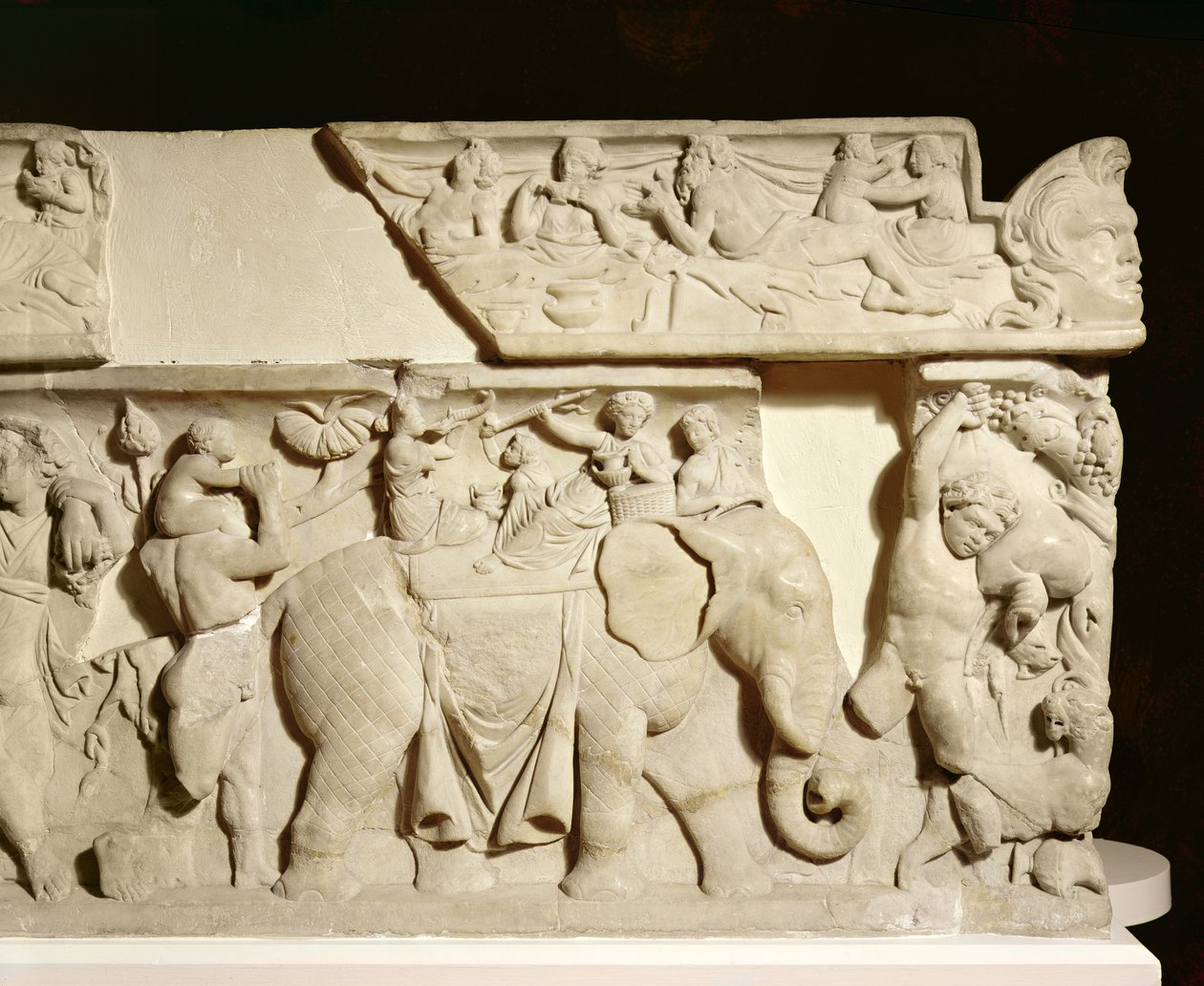 GR.1-1835 डायोनिसोस की विजयी वापसी, एक हाथी को दिखाने वाला विवरण, ताबूत राहत, ग्रीक, दूसरी शताब्दी (संगमरमर) द्वारा अज्ञात