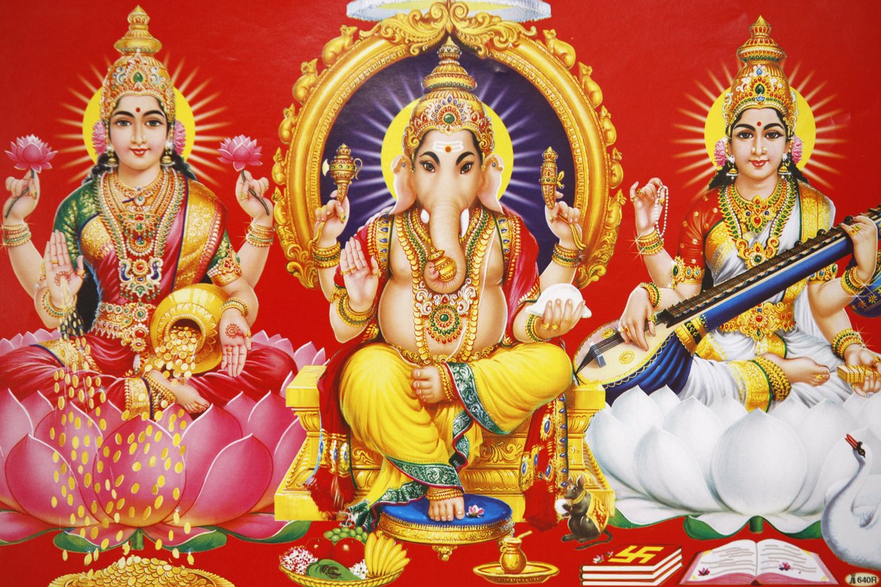 हिंदू देवी लक्ष्मी, भगवान गणेश और देवी सरस्वती (बाएं से दाएं), भारत द्वारा अज्ञात