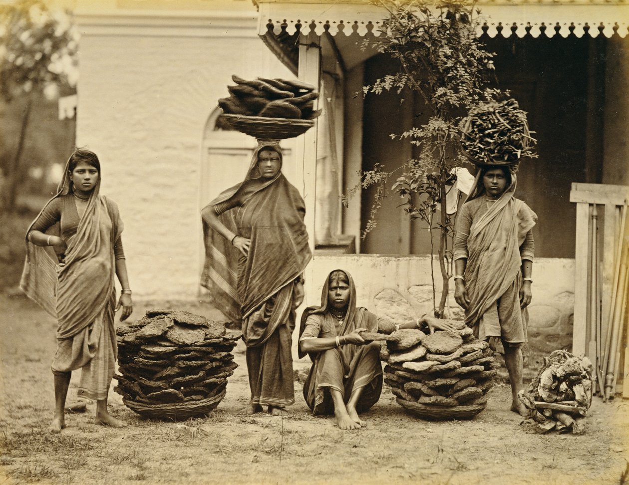 भारतीय किसान महिलाएं गोबर की टोकरियों के साथ (ईंधन के लिए प्रयुक्त) और जलाने वाली लकड़ी (खाना पकाने के लिए प्रयुक्त) (सीपिया फोटो) द्वारा अज्ञात