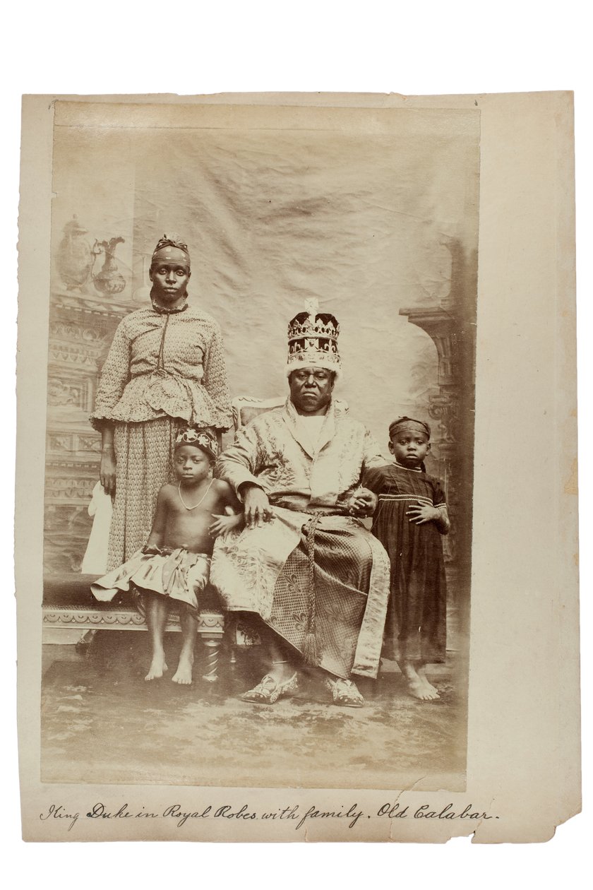परिवार के साथ शाही वस्त्र में किंग ड्यूक, ओल्ड कैलाबार, नाइजीरिया, c.1890 (एल्बम प्रिंट) द्वारा अज्ञात