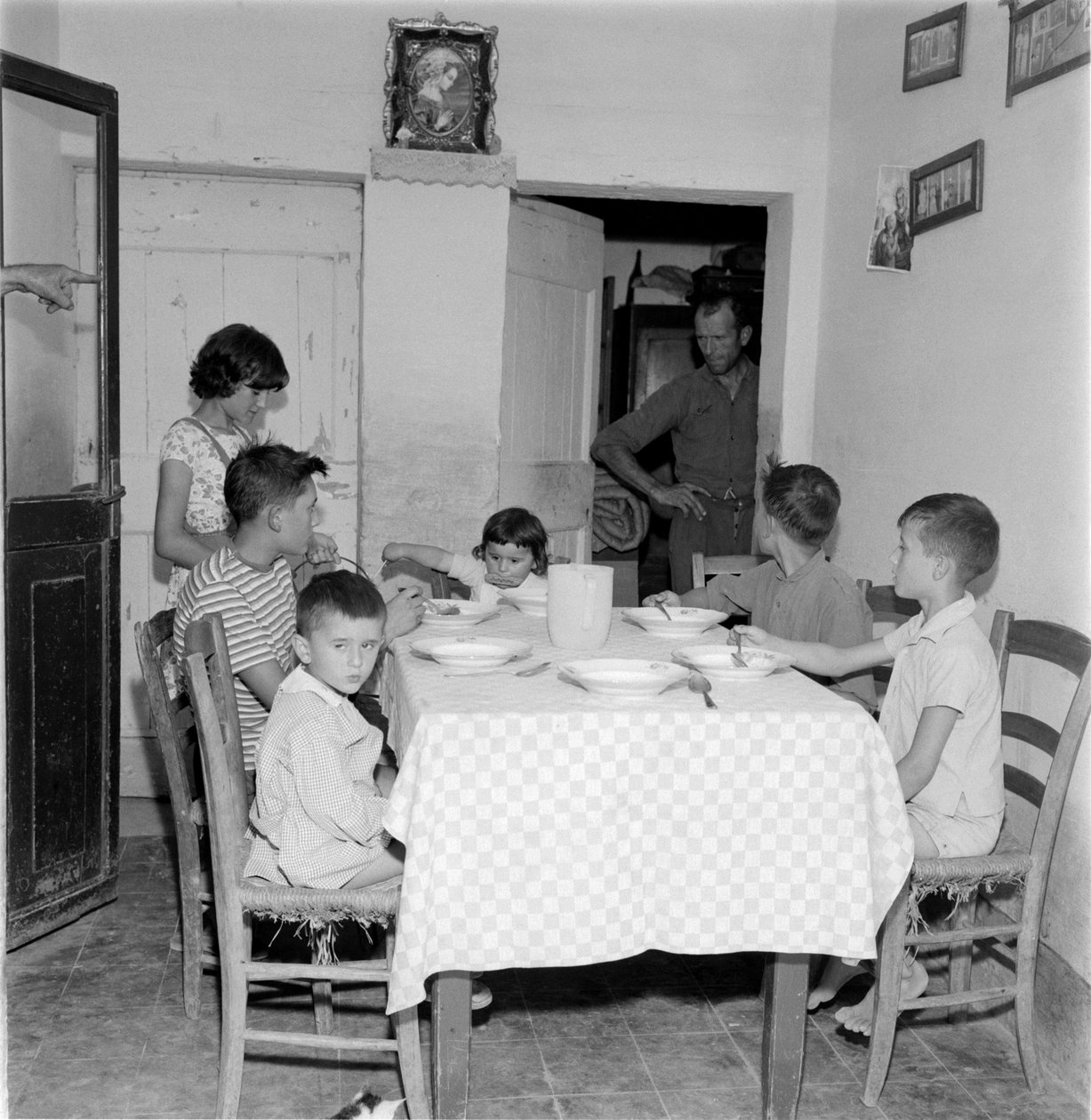 बड़ा परिवार देश के घर के भोजन कक्ष में मेज पर फिर से मिला। 1960 के दशक द्वारा अज्ञात
