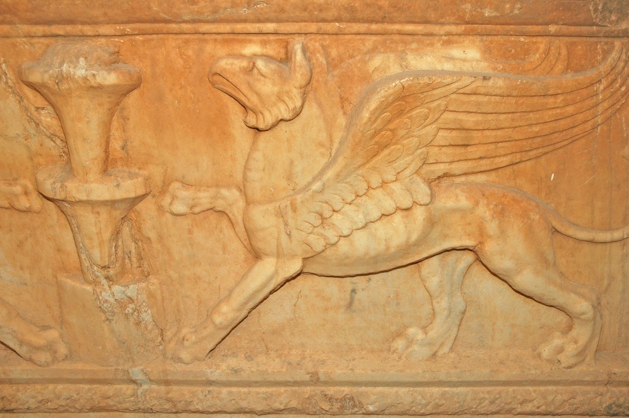 लीबिया, एटिक सरकोफैगस (दूसरी शताब्दी ईस्वी) पर पौराणिक पशु नक्काशी विवरण द्वारा अज्ञात