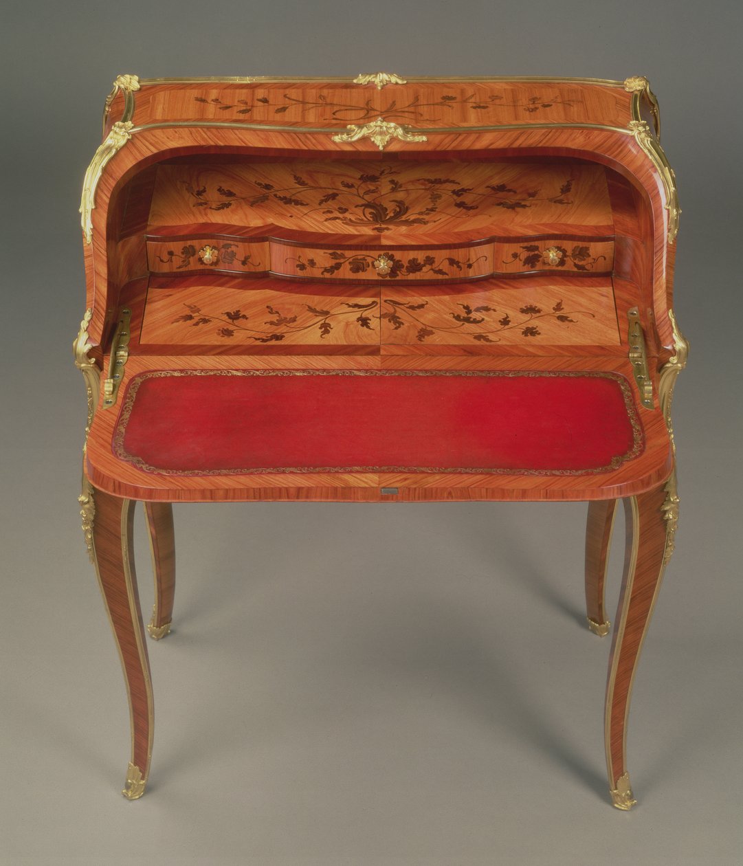 लुइस XV ब्यूरो डे डेम, बर्नार्ड II वैन रिसेनबर्ग (fl.1730-65 - 6), c.1750 द्वारा पुष्प गुच्छी और ओरमोलू माउंट के साथ द्वारा अज्ञात