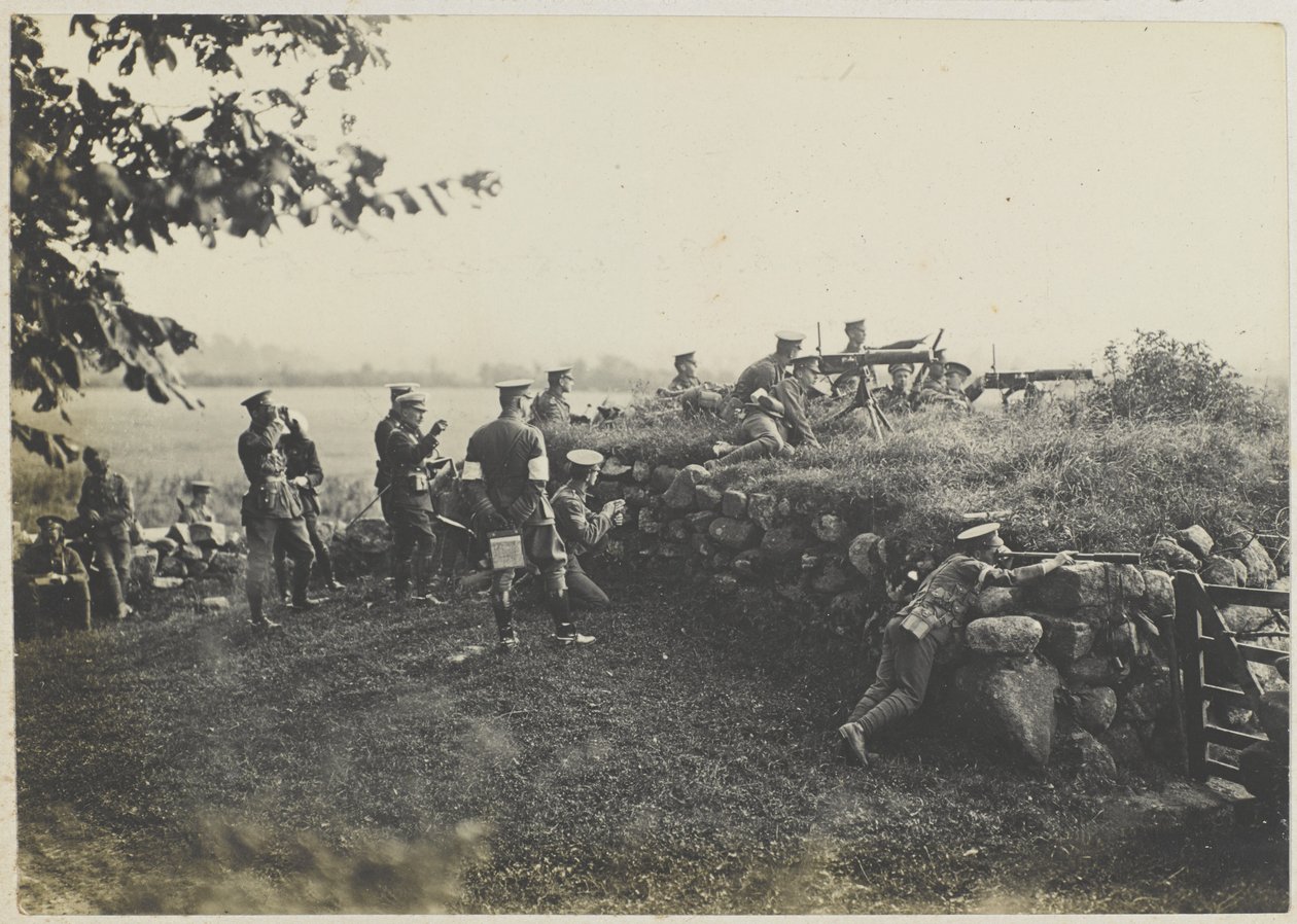 युद्धाभ्यास के मशीन गनर, c.1911 (b/w फोटो) द्वारा अज्ञात