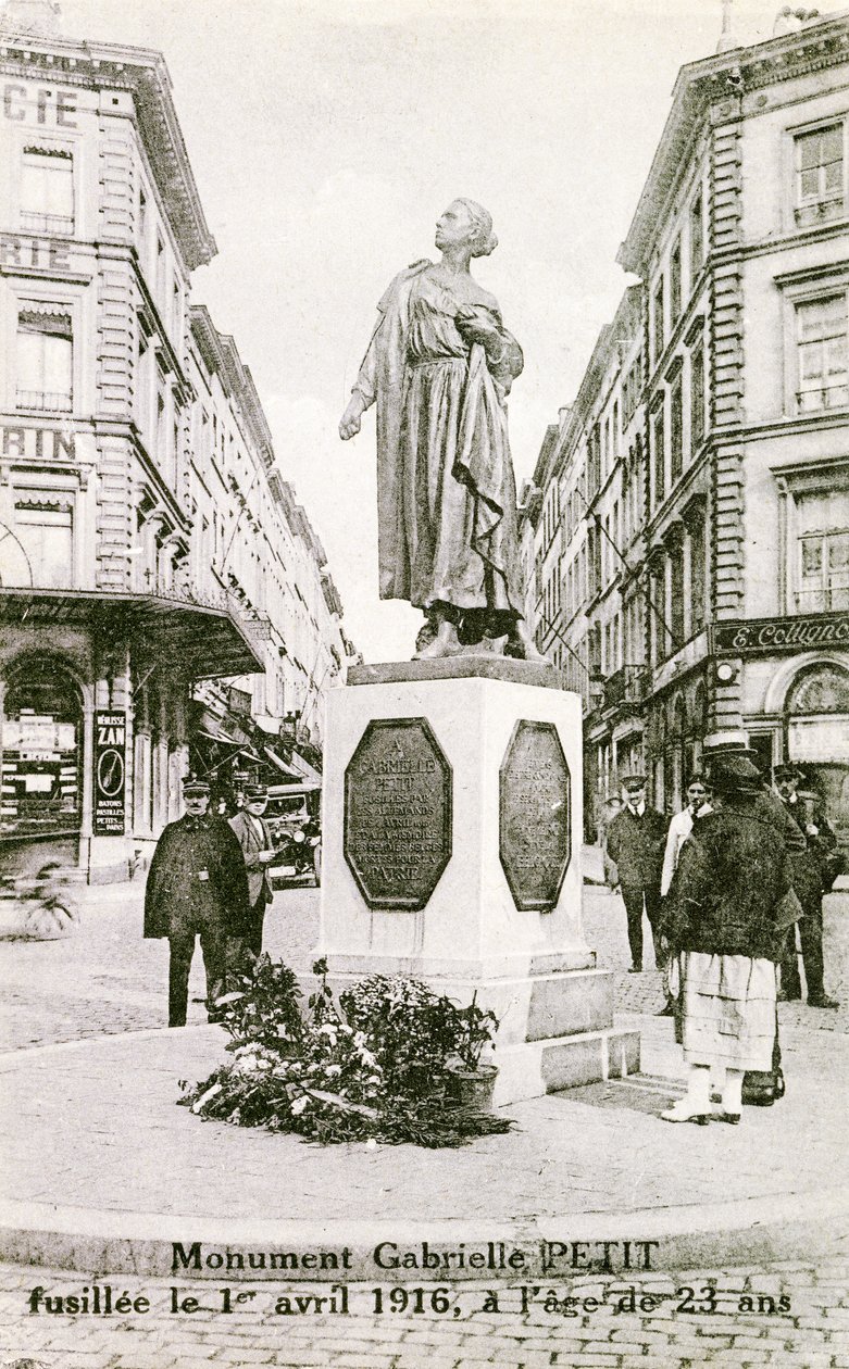 ब्रसेल्स में गैब्रिएल पेटिट की स्मृति में स्मारक, c.1925 (लिथो) द्वारा अज्ञात