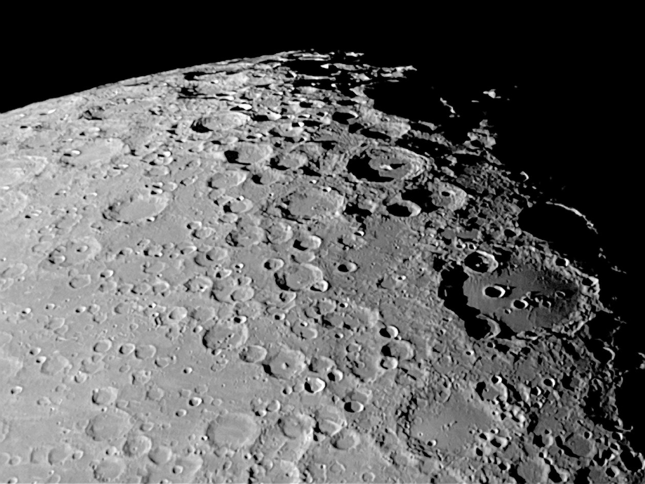 मोरेटस और क्लैवियस क्रेटर्स द्वारा अज्ञात