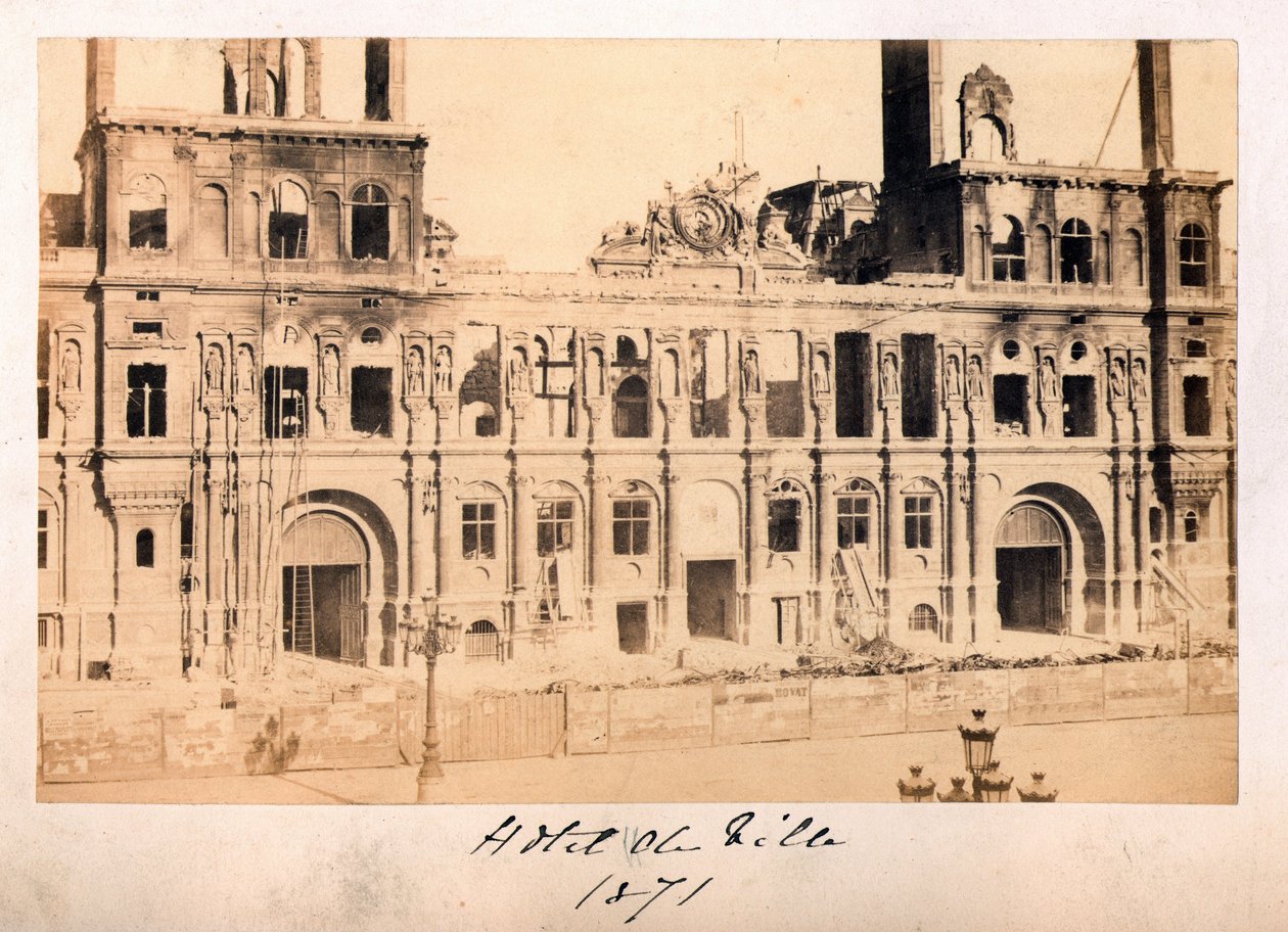 पेरिस कम्यून (1871): मई 1871 की आग के बाद होटल डी विले का दृश्य। बेनामी फोटोग्राफी। कार्डबोर्ड डिम पर प्रिंट करें। 15x10 सेमी द्वारा अज्ञात