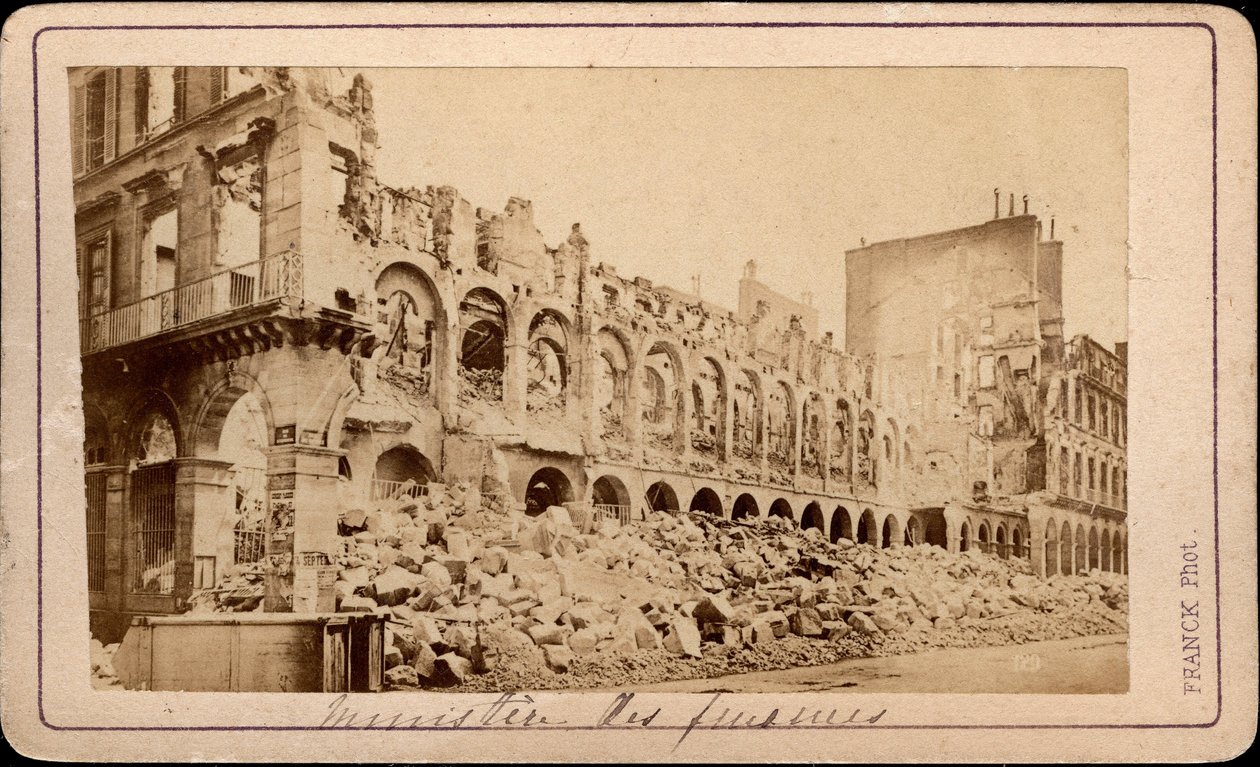 पेरिस कम्यून (1871): मई 1871 में खंडहर में वित्त मंत्रालय का दृश्य। फ्रैंक फोटोग्राफी। मंद। 10,3X6,9 सेमी द्वारा अज्ञात