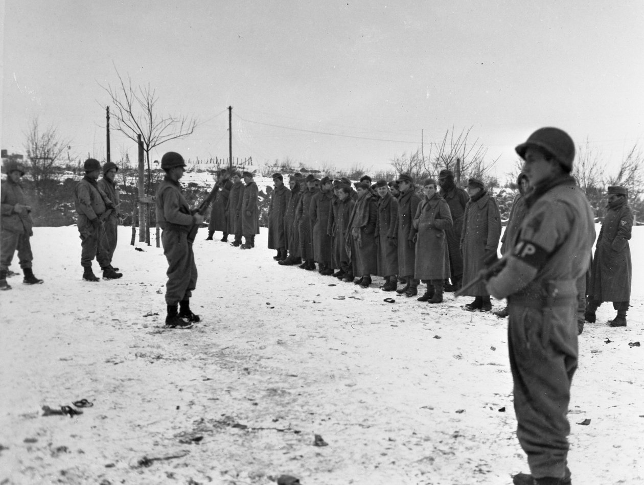द्वितीय विश्व युद्ध (1939-1945) - द्वितीय विश्व युद्ध (WWII या WW2): बस्तोगने (बेल्जियम) के पास 28 दिसंबर 1944: 6वें DB US द्वारा कब्जा किए गए जर्मन सैनिक द्वारा अज्ञात