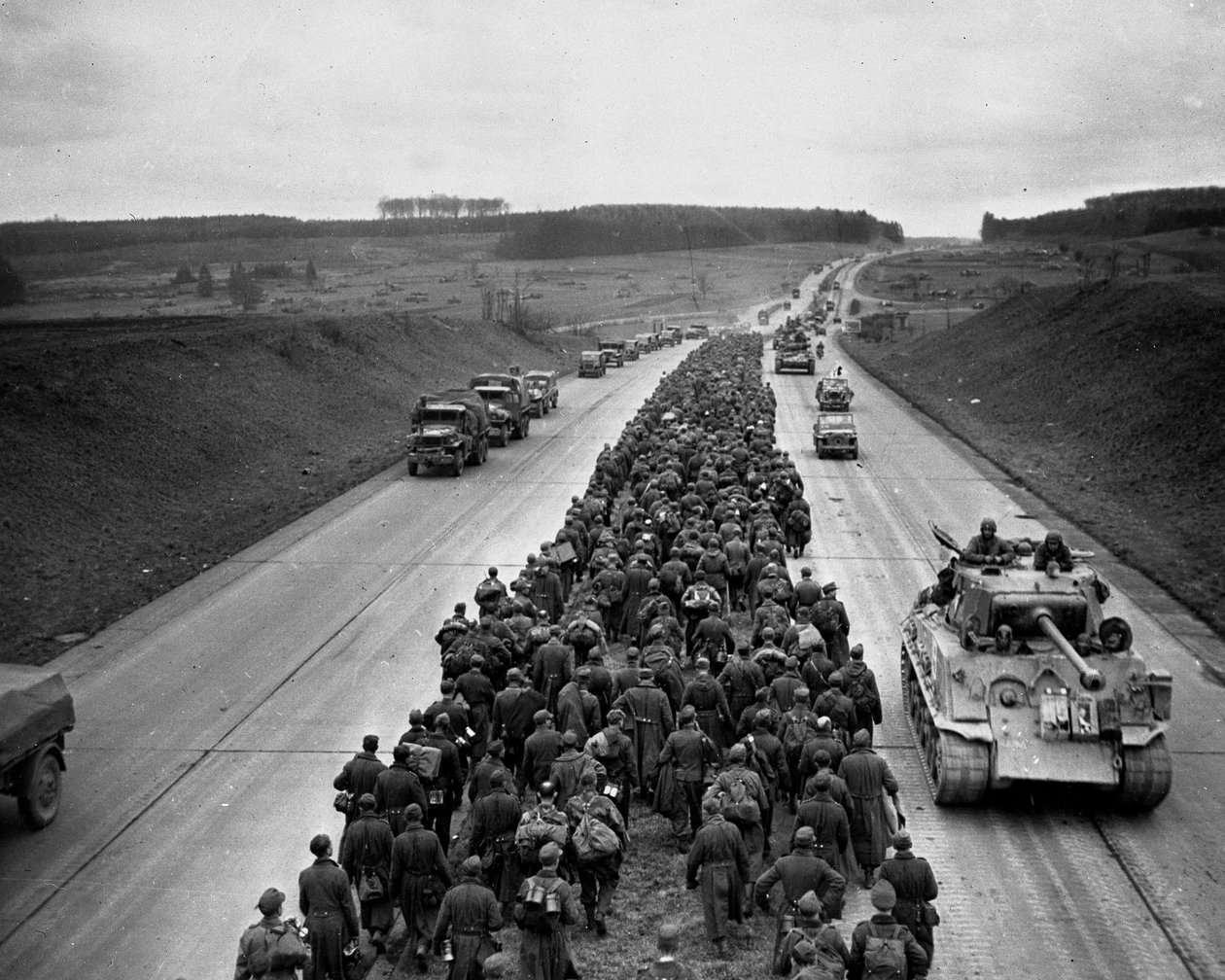 द्वितीय विश्व युद्ध (1939-1945) - द्वितीय विश्व युद्ध (WWII या WW2): फ्रैंकफर्ट एम मेन (फ्रैंकफर्ट एम मेन) के उत्तर में गिसेन (जर्मनी) के पास 29 मार्च द्वारा अज्ञात