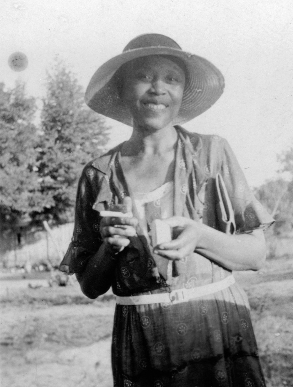 मुस्कुराती हुई महिला, c.1935 (b/w फोटो) द्वारा अज्ञात कलाकार