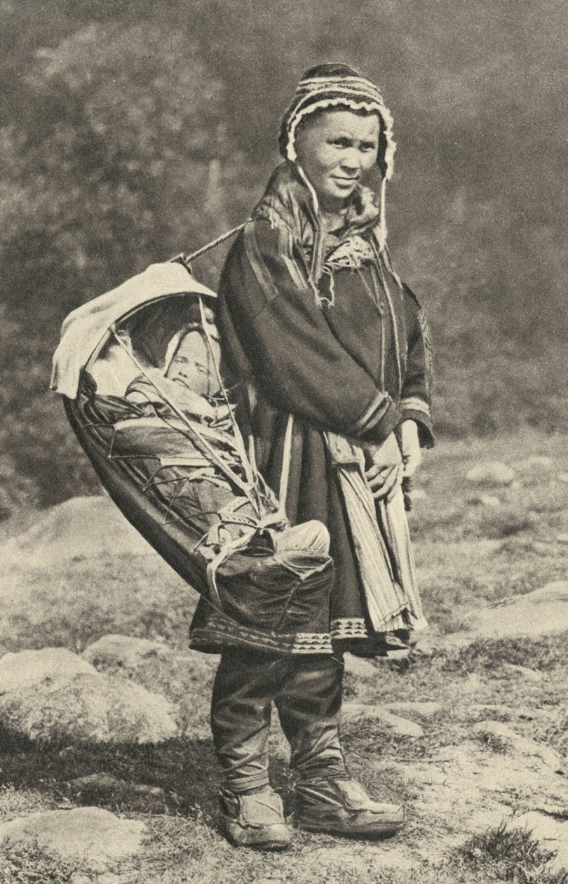 स्वीडन। लैप महिला अपने बच्चे को हिरन की खाल के पालने में ले जाती है। 1920 द्वारा अज्ञात