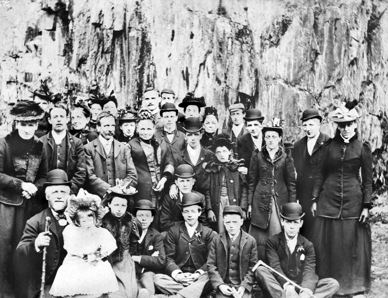 यूनाइटेड किंगडम: आउटिंग पर लोगों का एक समूह। c1910 द्वारा अज्ञात