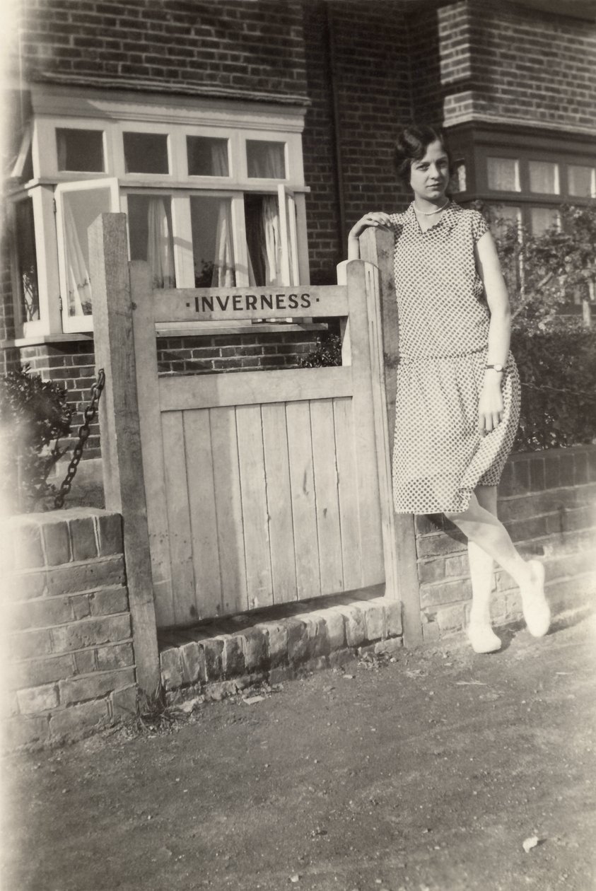 इनवर्नेस बी एंड बी के बाहर महिला, ब्रॉडस्टेयर, केंट, c 1920s द्वारा अज्ञात
