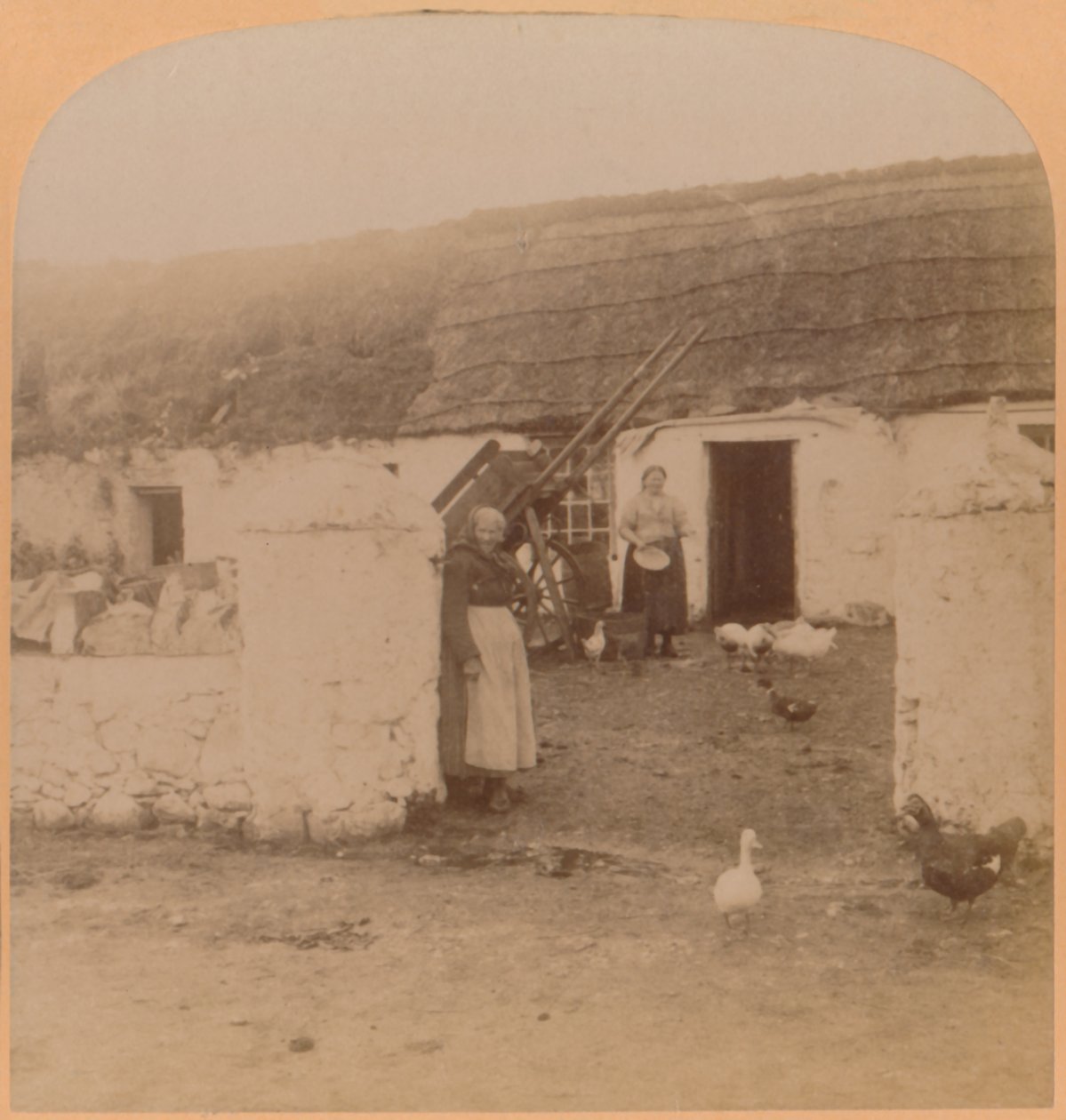 ए कैरेक्टरिस्टिक होम, बैलिंटॉय विलेज, काउंटी एंट्रीम, आयरलैंड, 1900। द्वारा अंडरवुड और अंडरवुड