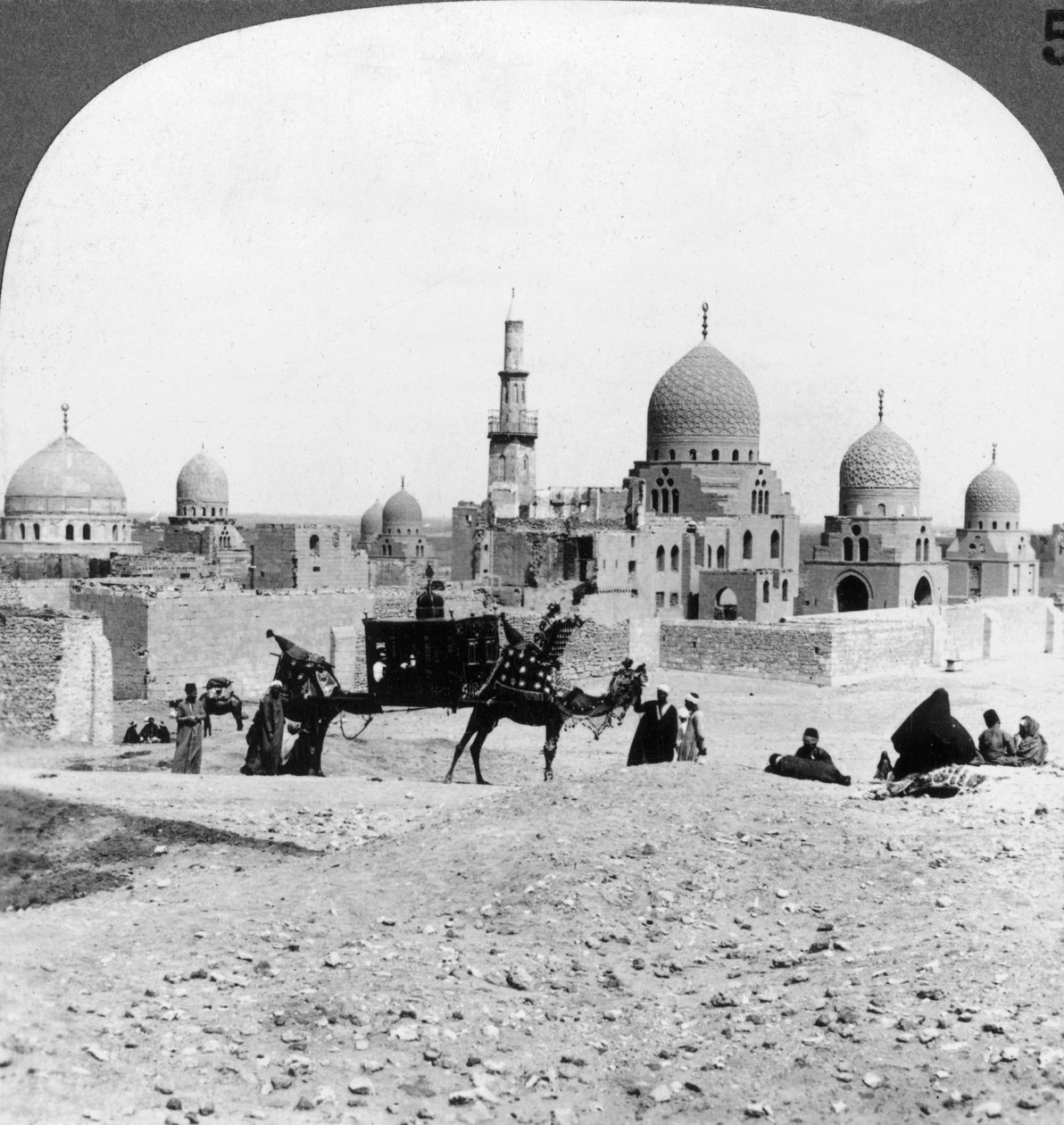 रेगिस्तान के एक जहाज से गुजरने वाले मोस्लेम शासकों की कब्रों, काहिरा, मिस्र, 1905। द्वारा अंडरवुड और अंडरवुड