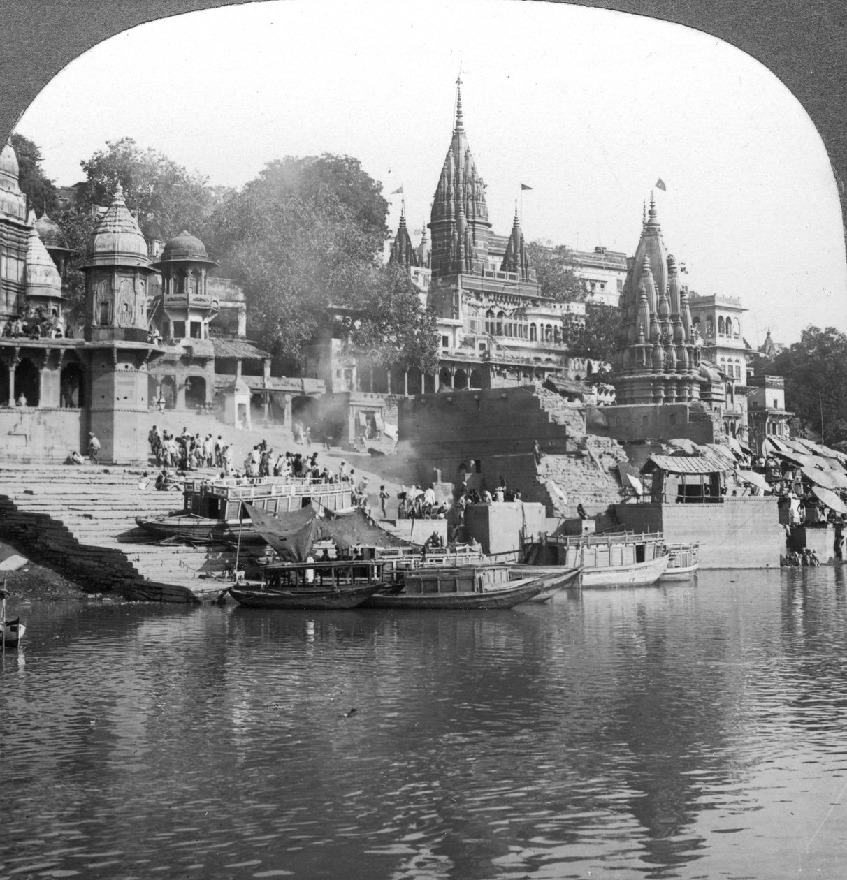 बनारस, भारत, 1900 के दशक में गंगा पर एक जलता हुआ घाट। द्वारा अंडरवुड और अंडरवुड