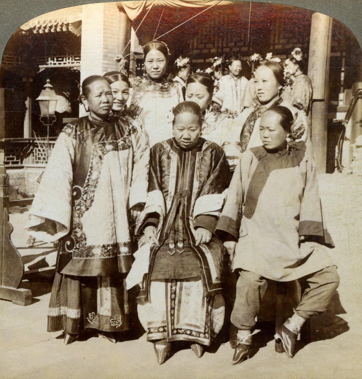 एक अमीर चीनी घर, पेकिंग, चीन, 1902 के आंगन में महिलाओं का एक समूह द्वारा अंडरवुड और अंडरवुड