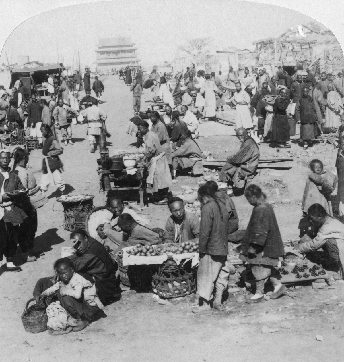 टार्टर उत्तरी शहर का एक बाजार, ड्रम टॉवर की ओर, पेकिंग बीजिंग, चीन, 1901 द्वारा अंडरवुड और अंडरवुड