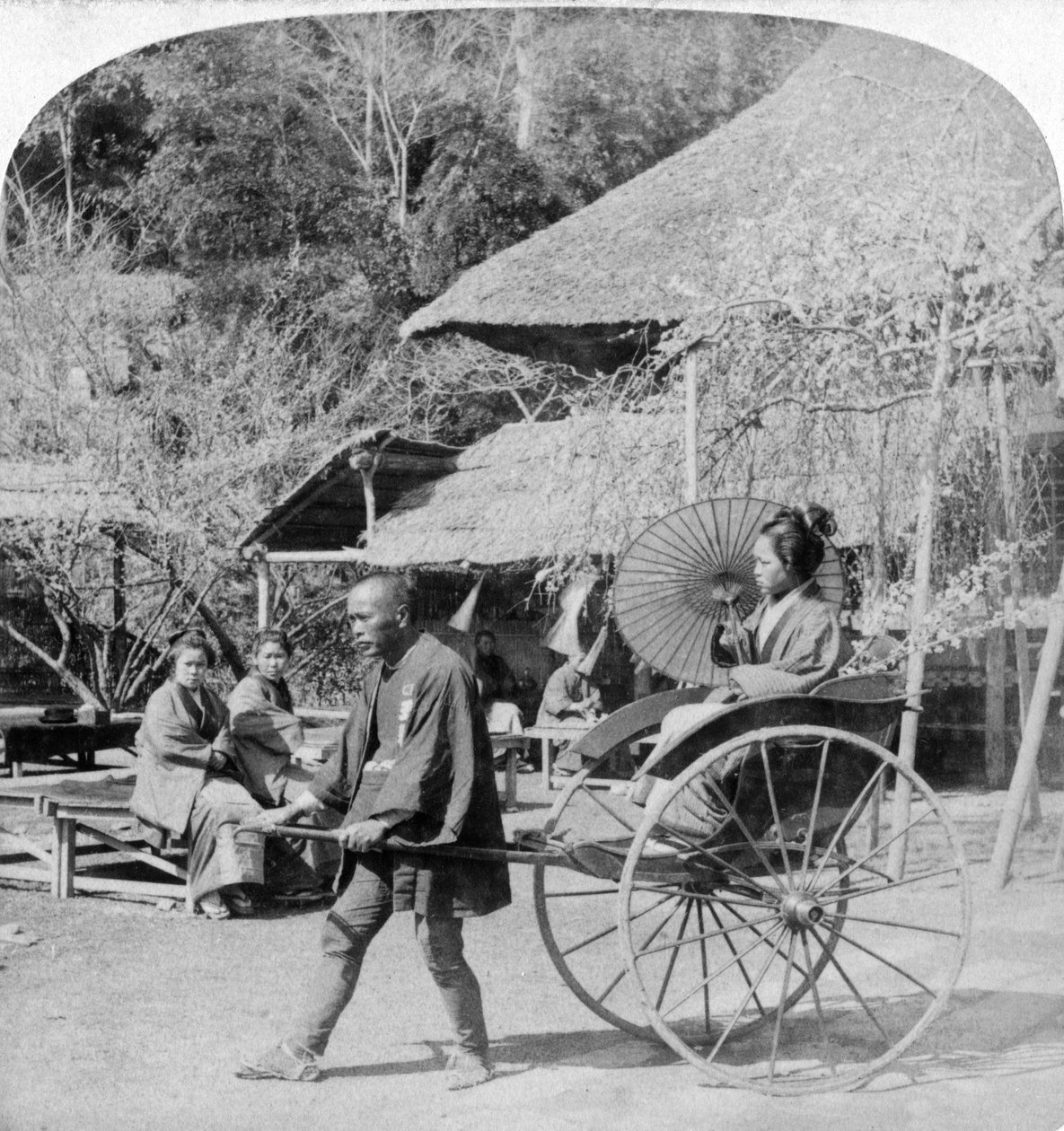 1896 में जापान के सुगिता के एक जिनेरिक रिक्शा में सुबह की सवारी। द्वारा अंडरवुड और अंडरवुड