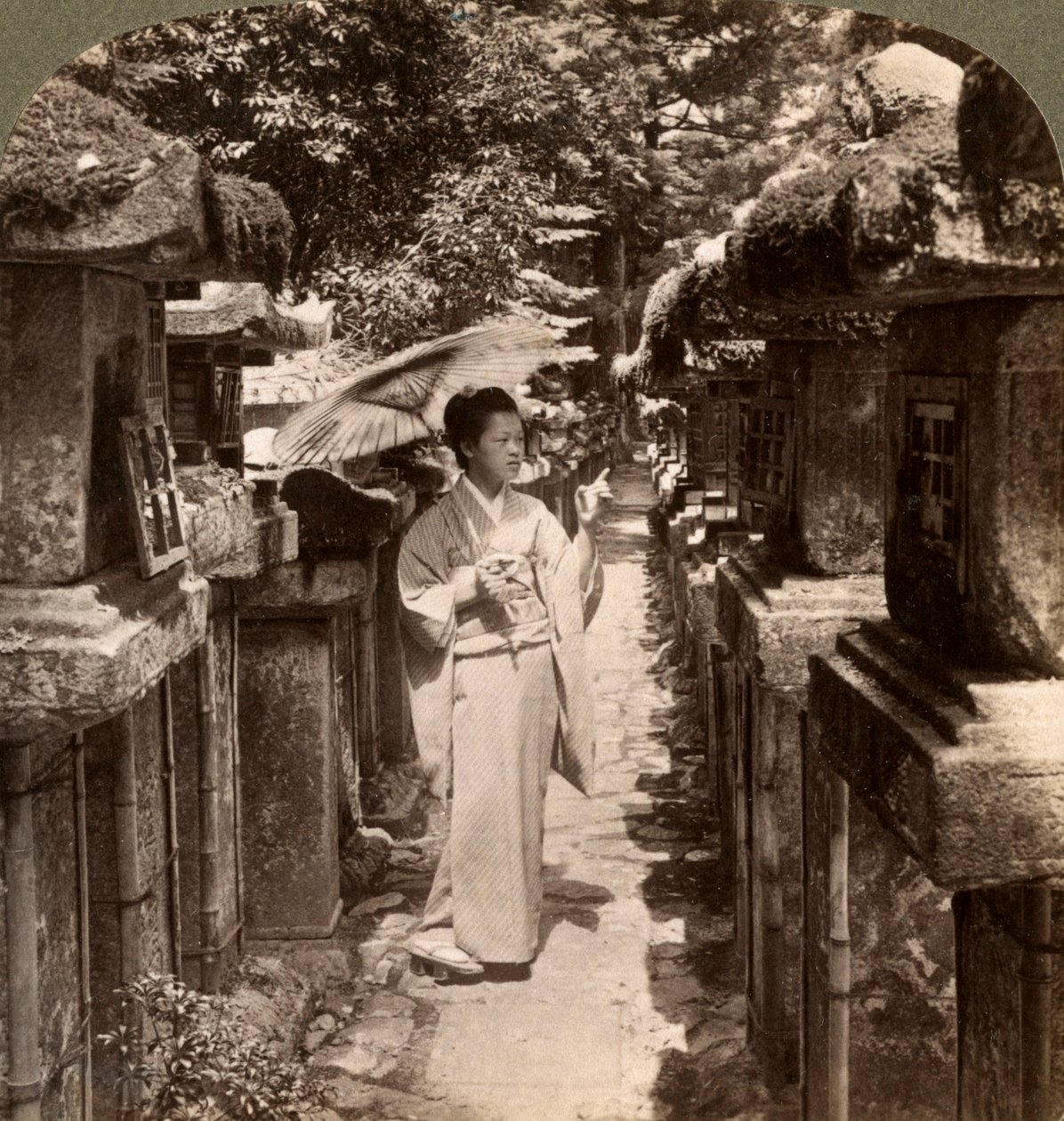 एक महिला शिंटो भक्त, पत्थर की लालटेन, कसुगा श्राइन, नारा, जापान, 1904 की गिनती करती है। द्वारा अंडरवुड और अंडरवुड