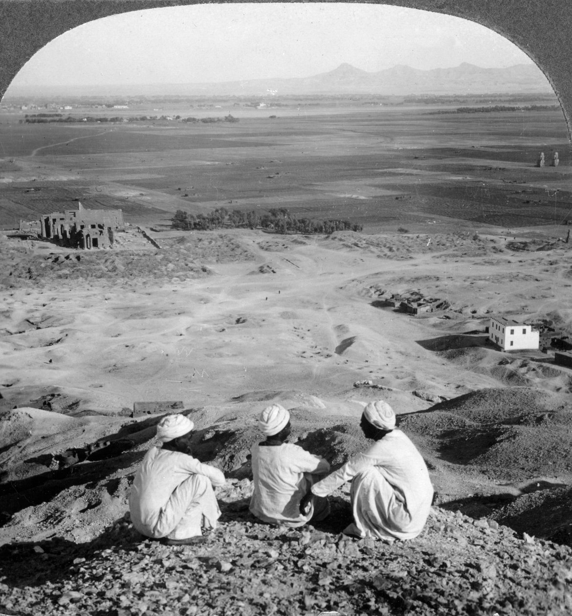 थिब्स के मैदान के पार और चट्टानों, मिस्र, 1905 से मेमन की मूर्तियों को अतीत। द्वारा अंडरवुड और अंडरवुड