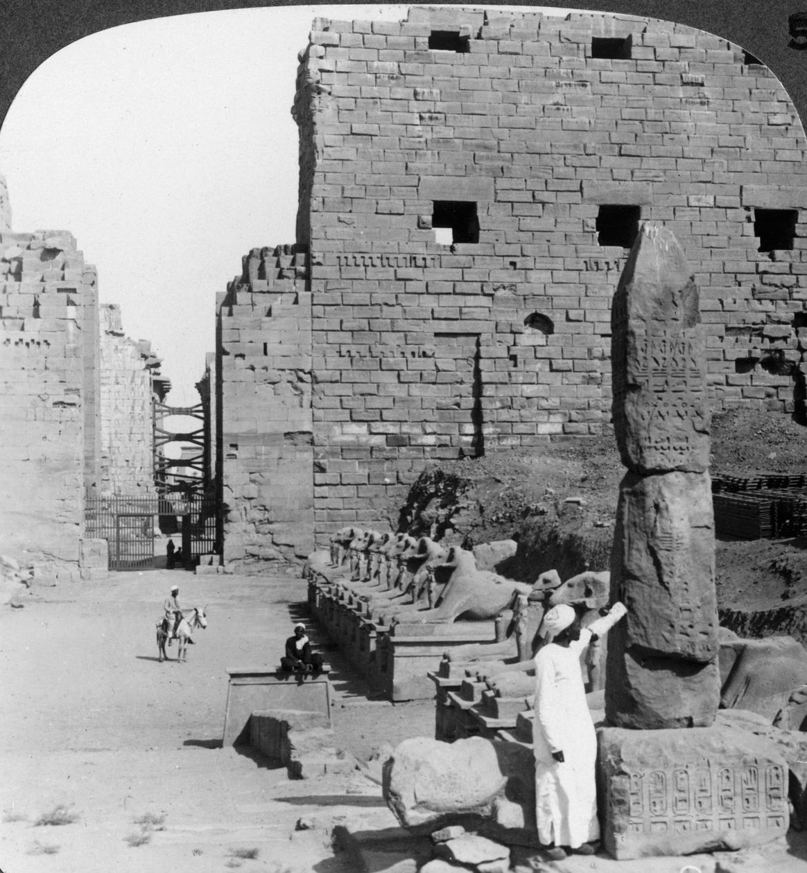 खुदाई के बाद पवित्र चित्रों का एवेन्यू, कर्नाक, थेब्स, मिस्र, c1900 द्वारा अंडरवुड और अंडरवुड